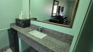 Free toiletries, towels - Travelers Inn Winston-Salem University (Winston-Salem)