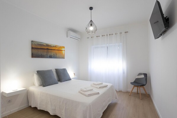 3 slaapkamers, een strijkplank/strijkijzer, wifi, beddengoed