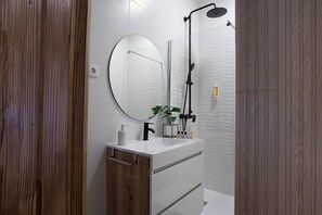 Dusche, Haartrockner, Handtücher, Seife