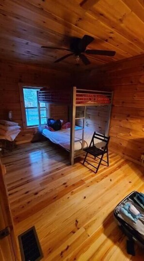 4 dormitorios, cuna de viaje, wifi gratis y ropa de cama