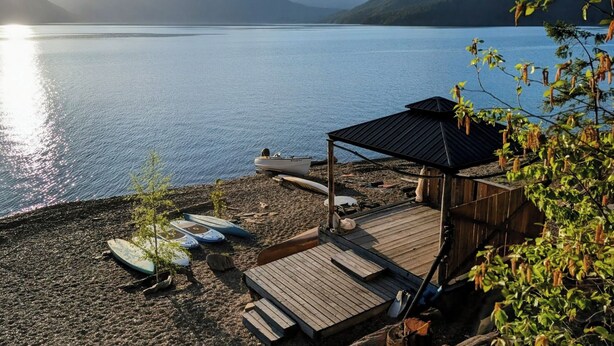 A lakeside cabin with a wooden deck, a covered seating area, and paddleboards. - Tropical, elegant, artistic, sparkling clean, with no light pollution.
AMAZING. (Gray Creek)