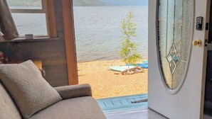 A room with a sofa, a door leading to a beach, and a view of mountains. - Tropical, elegant, artistic, sparkling clean, with no light pollution.
AMAZING. (Gray Creek)