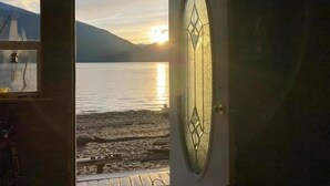 A door with a view of a calm lake and mountains during sunset. - Tropical, elegant, artistic, sparkling clean, with no light pollution.
AMAZING. (Gray Creek)