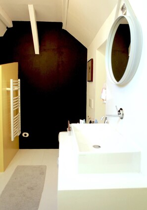 Haartrockner, Handtücher, Seife, Shampoo