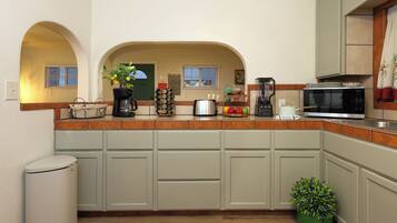 冷蔵庫、電子レンジ、オーブン、コンロ