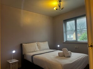 3 bedrooms, iron/ironing board, WiFi, bed sheets - Charming 3 Bedroom Home with Private Garden & 2 Toilets (Oldbury)