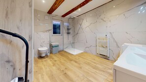 Dusche, Haartrockner, Handtücher, Seife