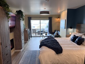 Superior Room, 1 King Bed with Sofa bed, Ocean View - HarborWalk Inn (Morro Bay)