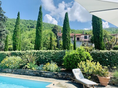Spacious 7 bedroom air-conditioned villa with swimming pool in northern Tuscany