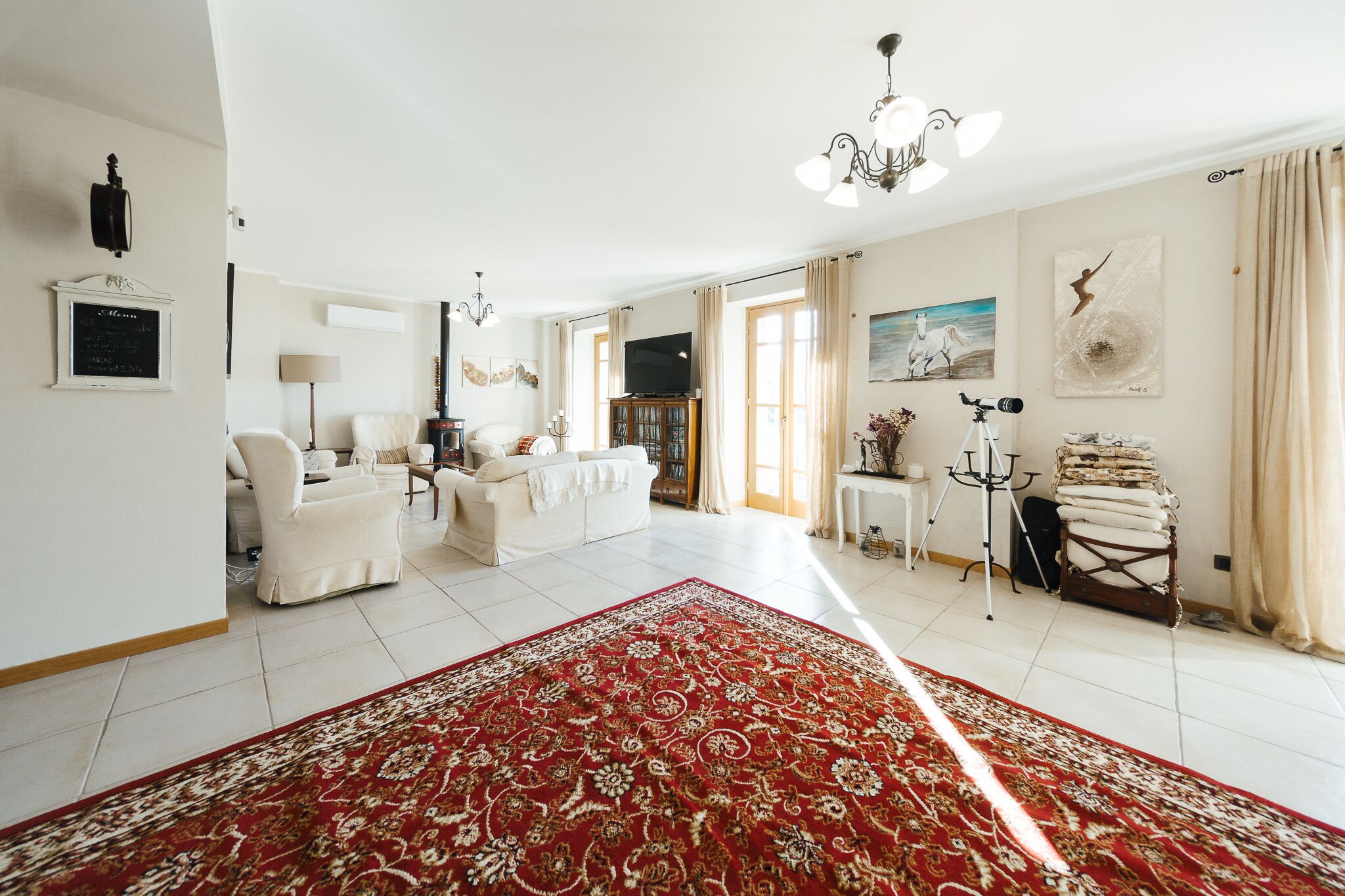 Een smart-tv, een dvd-speler, een tafeltennistafel en boeken