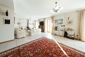 Smart-TV, DVD-Player, Tischtennisplatte, BĂŒcher