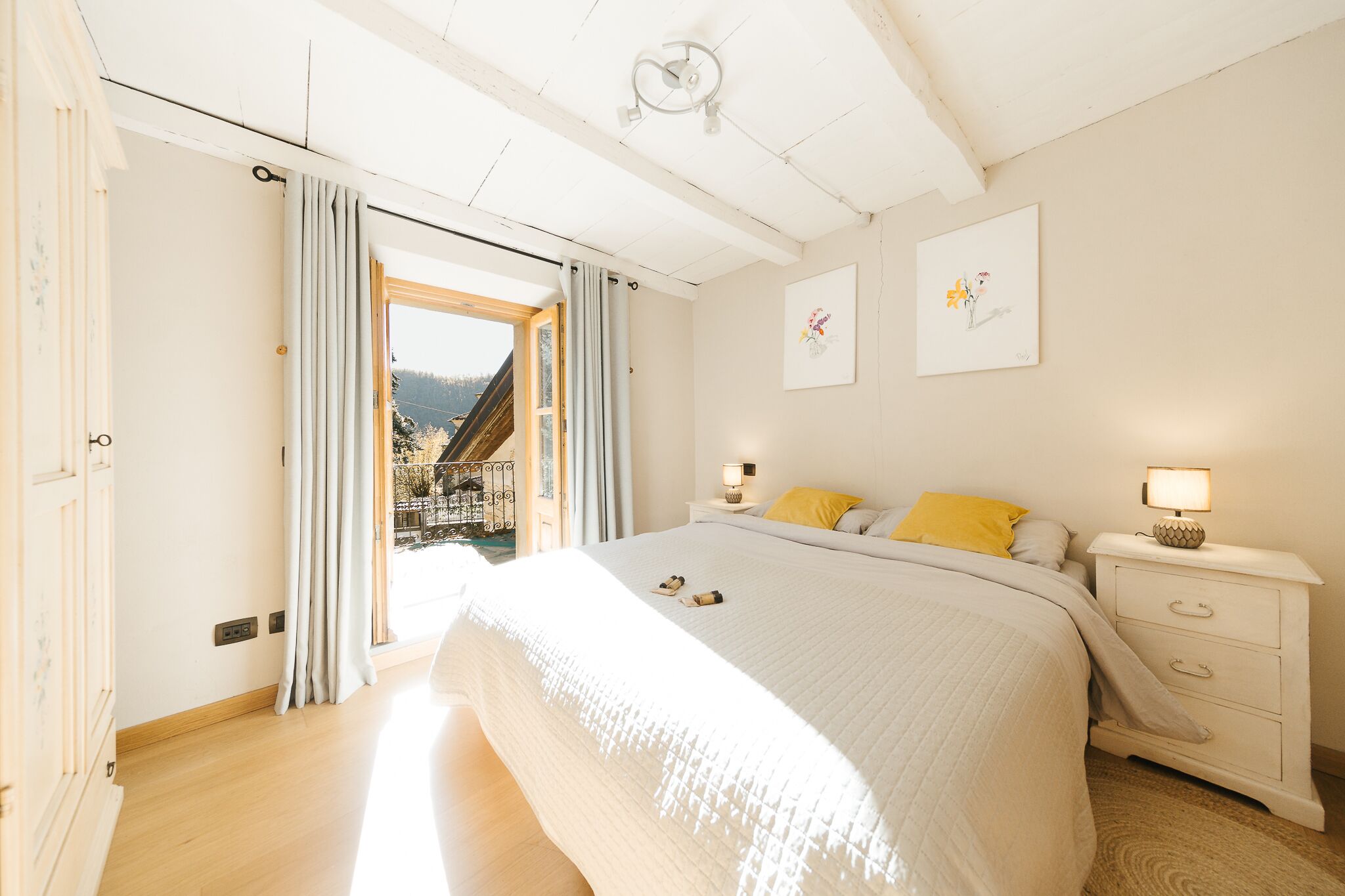 8 dormitoris, escriptori, planxa i posts de planxar i wifi gratuïta 