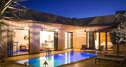 Maison Privée Avec un Piscine et Grand Jardin au Pied des Montagnes de L'atlas