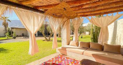 Maison privée avec un piscine et grand jardin au pied des montagnes de l'Atlas