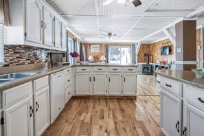Réfrigérateur, four à micro-ondes, un four, surface de cuisson