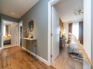 2 عدّة غرف نوم ومكتب ومكواة/لوح كي وواي فاي مجانًا