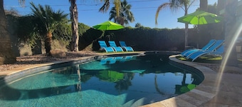 Old Town Scottsdale modern decor big pool hot tub TV on patio Comfort Convenient