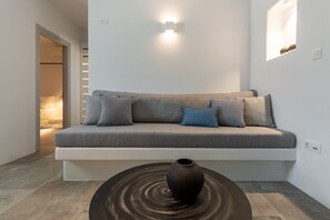 Suite estándar, 1 habitación, vistas a la piscina | Zona de estar | Televisión LED de 40 pulgadas con canales por cable