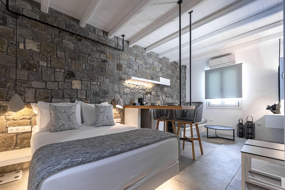 Suite Junior, 1 camera da letto, vista giardino | Area soggiorno | TV LED 40 pollici con canali via cavo