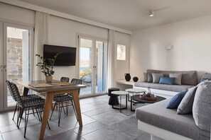 Deluxe-Suite, 1 Schlafzimmer, eingeschränkter Meerblick | Wohnbereich | 40-Zoll-LED-Fernseher mit Kabelempfang