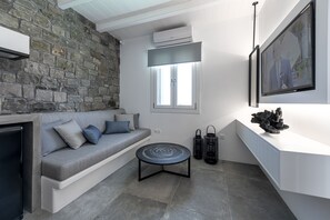 小型套房, 1 间卧室, 花园景观 | 起居区 | 40-英寸LED 电视(配备有线频道)