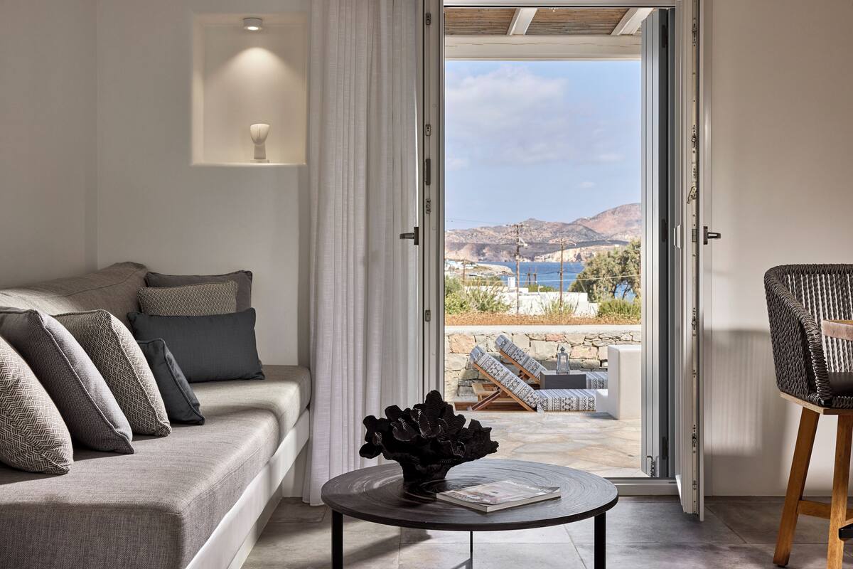 Standard Suite, 1 Bedroom, Pool View | Living area | 40-inch LED TV with cable channels