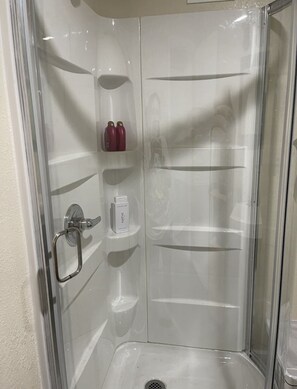 Een douche, een haardroger, handdoeken, zeep