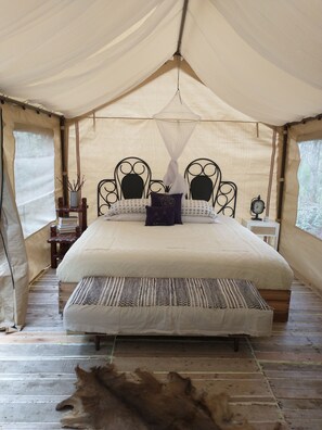 1 bedroom, bed sheets