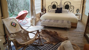 1 bedroom, bed sheets