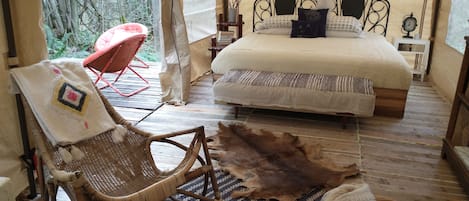 1 bedroom, bed sheets