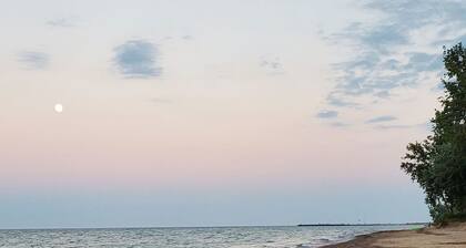 Cozy 3 Bedroom, 2 full bath, fenced yard with Lake Huron Access!