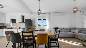 Dining - Gorgeous home in Danilo with WiFi (Danilo bIRANJ)