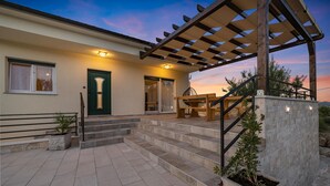 Outdoor dining - Gorgeous home in Danilo with WiFi (Danilo bIRANJ)