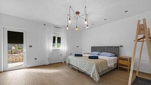 4 bedrooms, iron/ironing board, travel crib, WiFi (free) - Gorgeous home in Danilo with WiFi (Danilo bIRANJ)