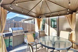 Outdoor dining - Family & Pet Friendly house close to Lake Georgetown-Sleeps 10 (Georgetown)