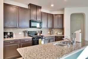 Fridge, microwave, oven, stovetop - Family & Pet Friendly house close to Lake Georgetown-Sleeps 10 (Georgetown)