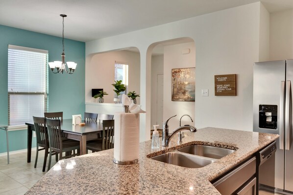 Dining - Family & Pet Friendly house close to Lake Georgetown-Sleeps 10 (Georgetown)