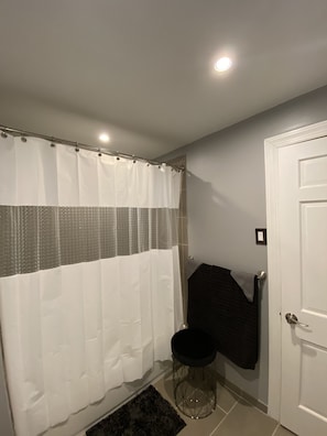 Secador de pelo, toallas, jabón y papel higiénico