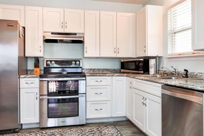 House, Multiple Beds (Sea Shell) | Private kitchen