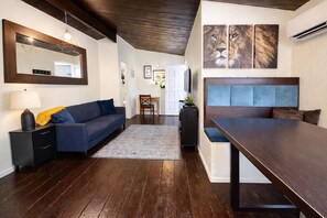 TV - Sunset Haven: Lakeside Charm in Ocean Beach (San Diego)