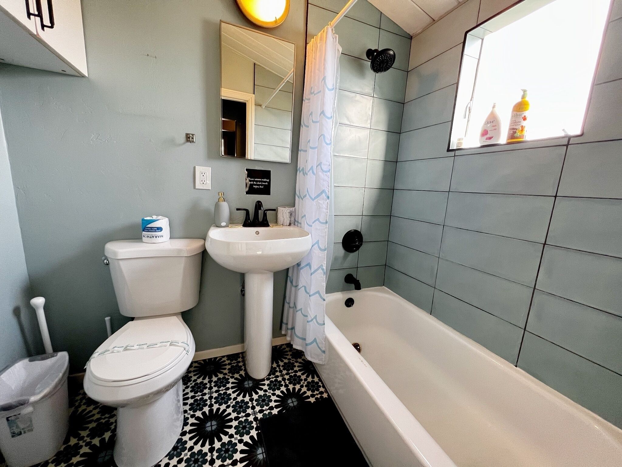 Une salle de bain avec des toilettes, un lavabo et une baignoire.