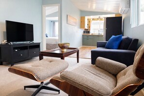 1 bedroom, iron/ironing board, travel crib, WiFi - Idyllic 1BR APT in Ocean Beach (San Diego)