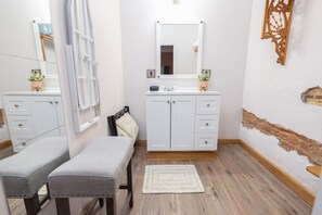 Hartwell Suites - Suite 1 | Bathroom | Shower, rainfall showerhead, designer toiletries, hair dryer - Hartwell Suites (Hartwell)