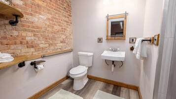 Hartwell Suites - Suite 1 | Bathroom