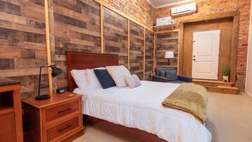 1 habitación, decoración personalizada, muebles diferentes y escritorio