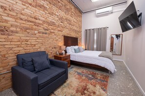 Hartwell Suites - Suite 4 | 1 bedroom, individually decorated, individually furnished, desk - Hartwell Suites (Hartwell)