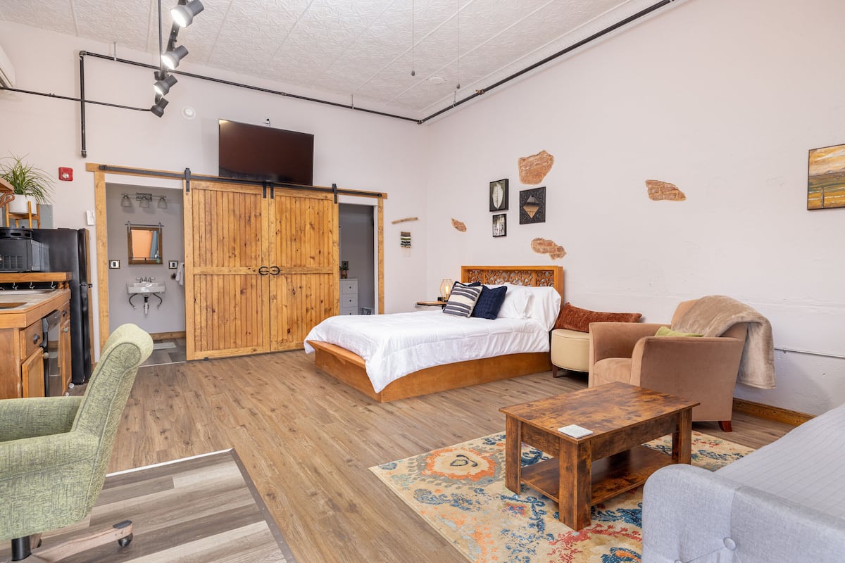 1 bedroom, individually decorated, individually furnished, desk