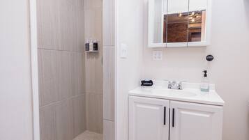 Hartwell Suites - Suite 6 | Bathroom