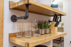 1 habitación, decoración personalizada, muebles diferentes y escritorio 