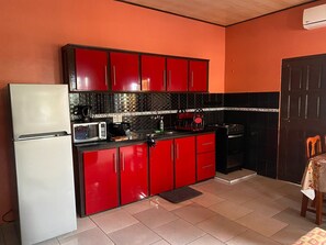 Jääkaappi, mikroaaltouuni, uuni, vedenkeitin